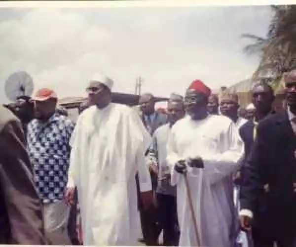 Throwback Photo: Buhari & Ojukwu Protesting On The Streets Against Obasanjo